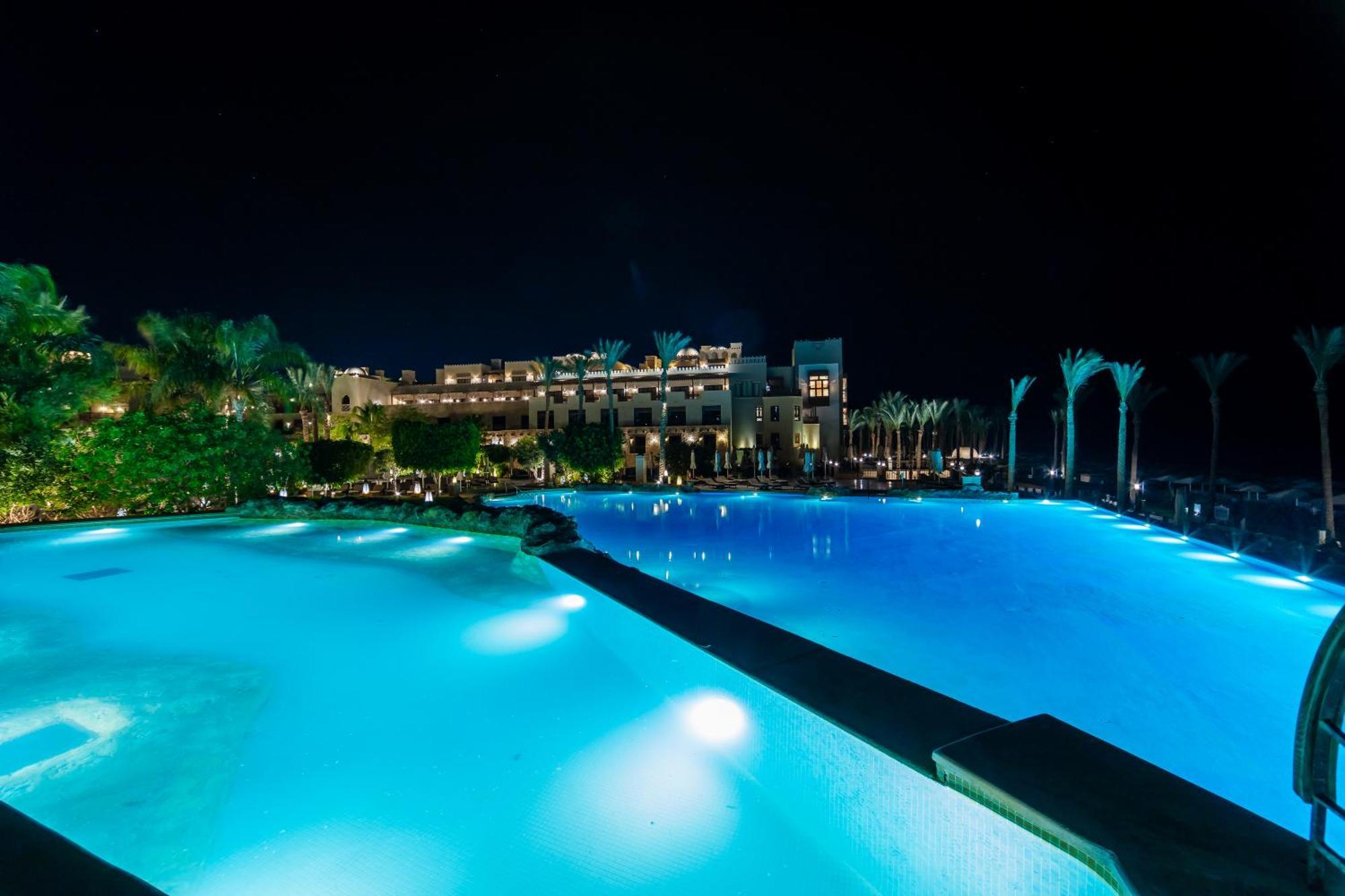 The Makadi Spa Hotel - Couples Only 18 Years Plus Hurghada Eksteriør billede The pool at night