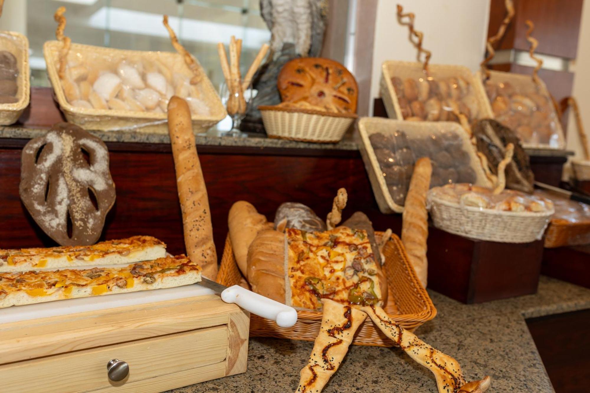 The Makadi Spa Hotel - Couples Only 18 Years Plus Hurghada Eksteriør billede Bread at a buffet